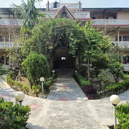 Hotel Tree Tops Sauraha Bagian luar foto