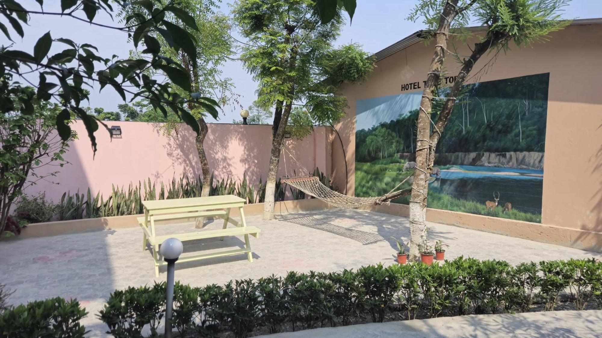 Hotel Tree Tops Sauraha Bagian luar foto