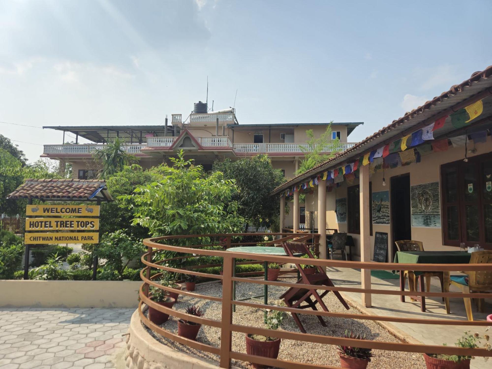 Hotel Tree Tops Sauraha Bagian luar foto